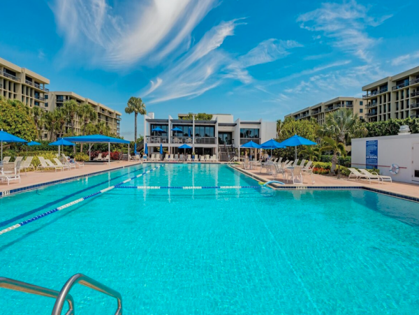 Beachfront Longboat Key Vacation Condo with Tennis Courts